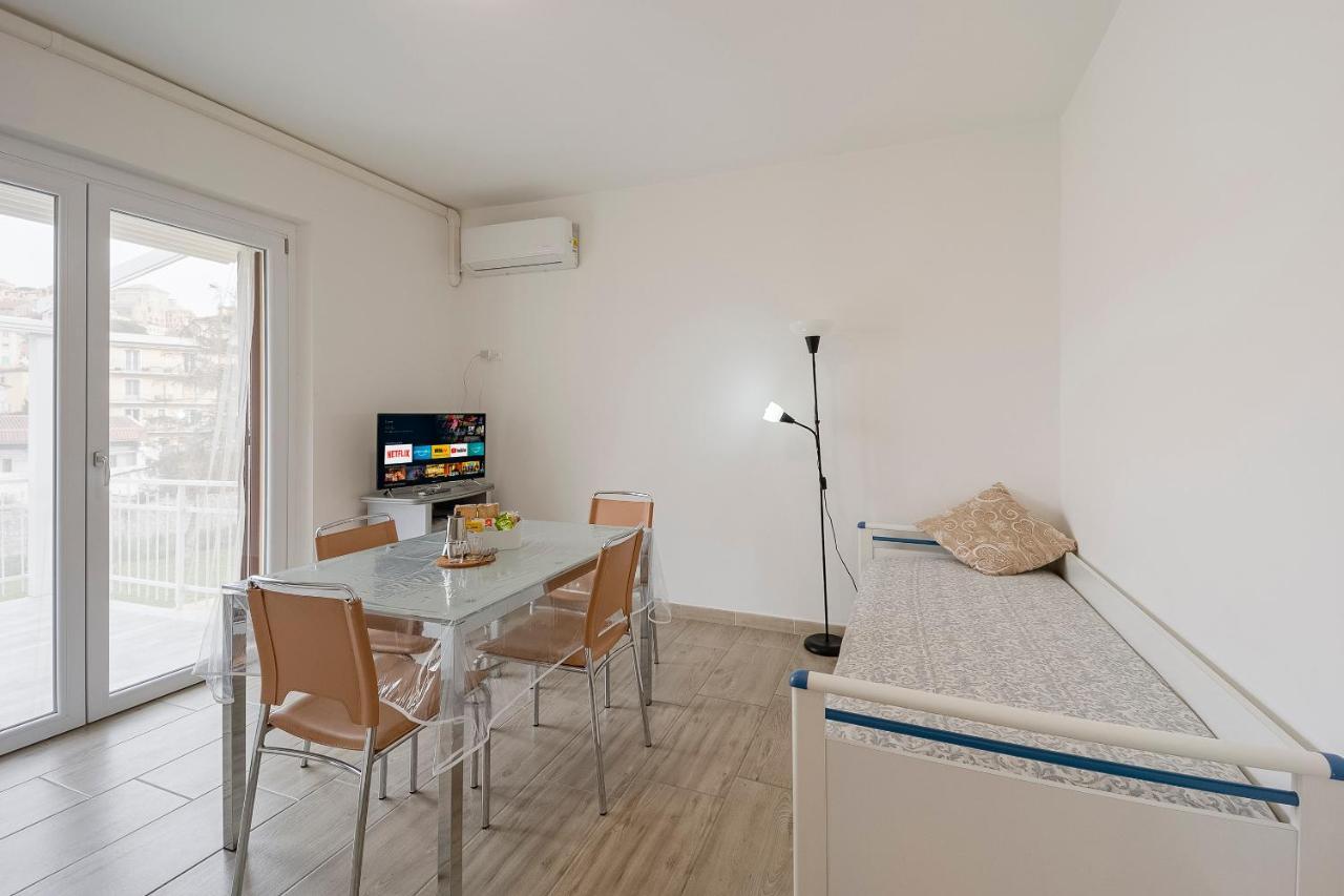 Il Gattino Di Porto - Apt 5 - Bilocale Terrazzo Piscina 因佩里亚 外观 照片