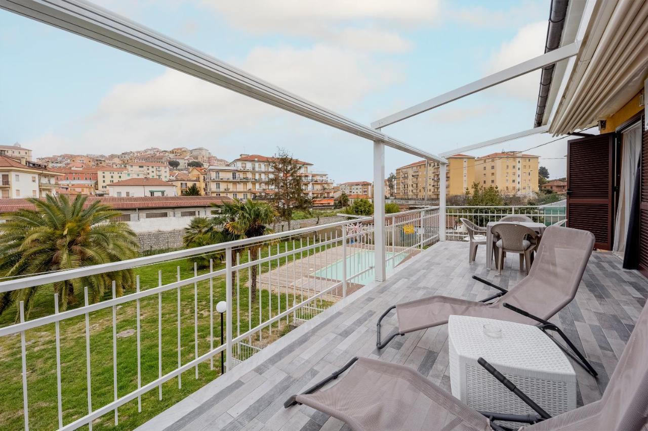 Il Gattino Di Porto - Apt 5 - Bilocale Terrazzo Piscina 因佩里亚 外观 照片